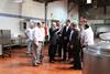 بازدید وزیر بهداشت از آشپزخانه پخت متمرکز مکه مکرمه / عکس 