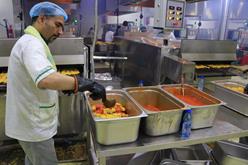 آشپزخانه ای که روزانه برای 73 هزار زائر خانه خدا غذا آماده می کند