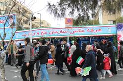برپایی غرفه فرهنگی سازمان حج و زیارت در مسیر راهپیمایی یوم الله 22 بهمن