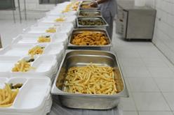 توزیع غذای همراه میان زائران اعزامی به مکه مکرمه