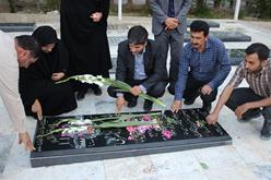 دیدار خانوادگی مدیر حج و زیارت استان فارس با خانواده های معزز شهدای منا فارس+ عکس