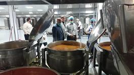 رئیس ستاد مدینه منوره در آشپزخانه مرکزی /پیگیری روند طبخ و توزیع غذای زائران 