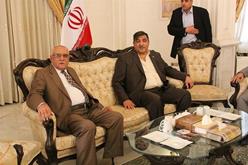 وزیر گردشگری عراق بر آستان حضرت علی بن موسی الرضا(ع) بوسه زد