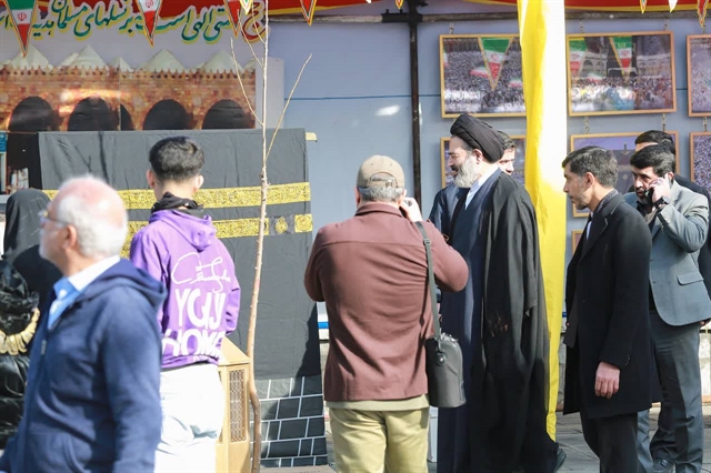 استقبال مردم از غرفه فرهنگی مجموعه حج و زیارت در راهپیمایی یوم الله 22 بهمن