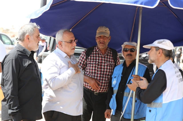 گزارش تصویری حضور رییس سازمان حج و زیارت در کنار خادمان واحد راهنمایی زایران و امور گمشدگان در مسیر نجف –کربلا